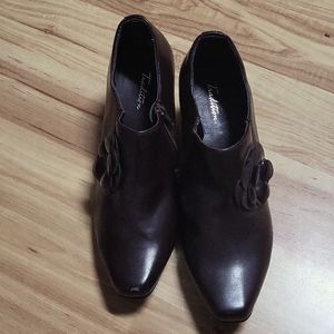 Tradition women's casual heels shoes size 9M,dark brown color.Pre-owned not used